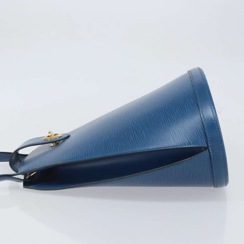 Louis Vuitton Cluny Shoulder Bag Blue Leather Good condition - Model View