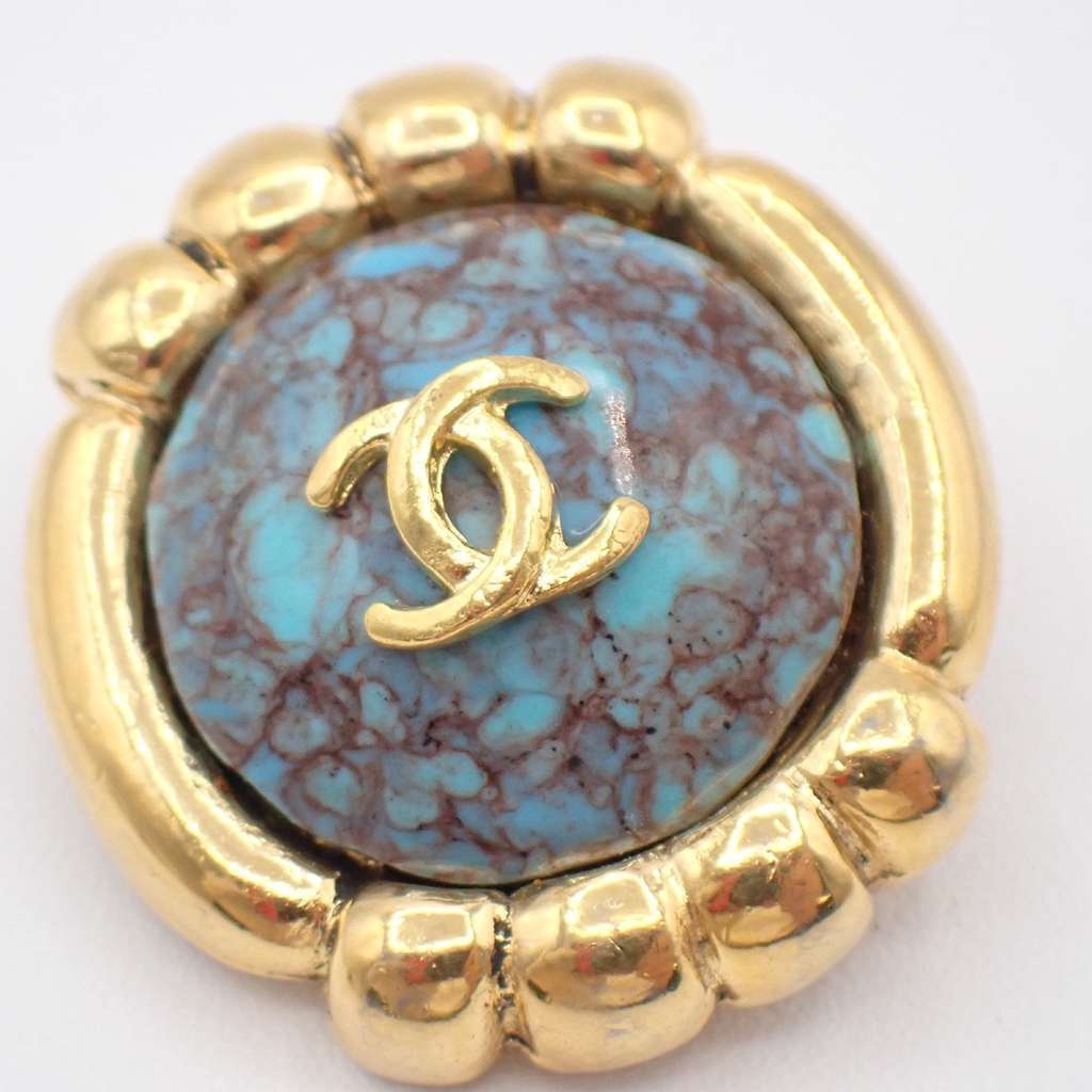 Chanel Vintage Round Clip-On Earrings Blue Good condition - Model View