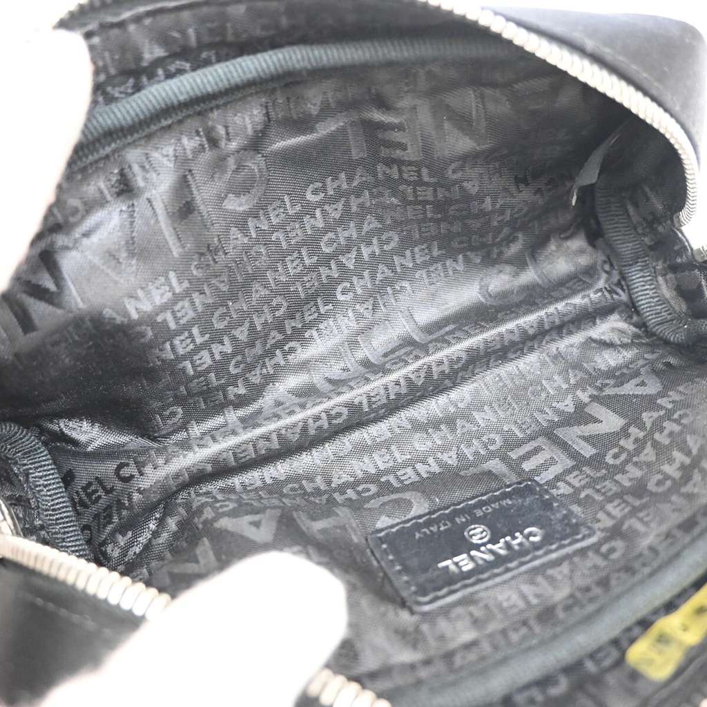 Chanel Chocolate Bar Clutch Black Very good condition - Box View