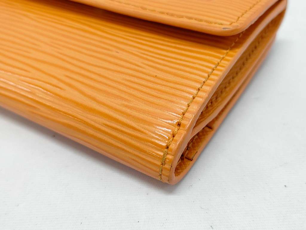 Louis Vuitton Ludlow Wallet Black Leather Never worn - Model View