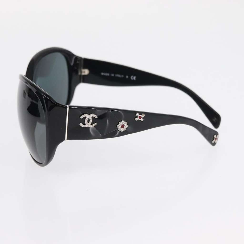 Chanel Logo CC Sunglasses Black Plastic Good condition - Model View