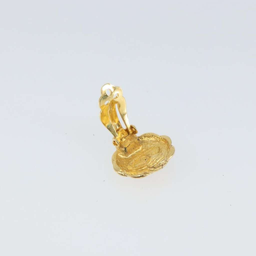 Chanel Vintage Round CC Clip-On Earrings Gold Metal Good condition - Model View