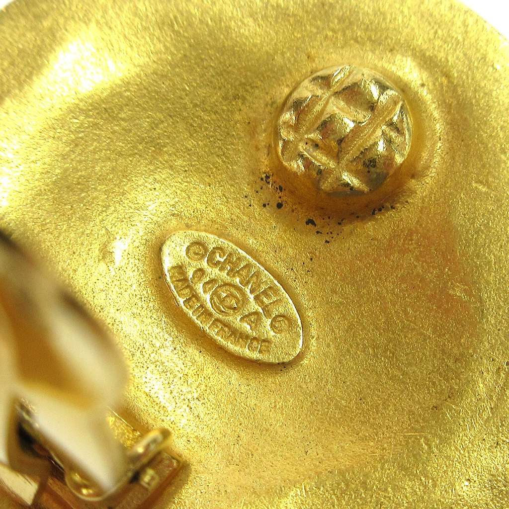 Chanel Vintage Round CC Clip-On Earrings Gold Good condition - Model View