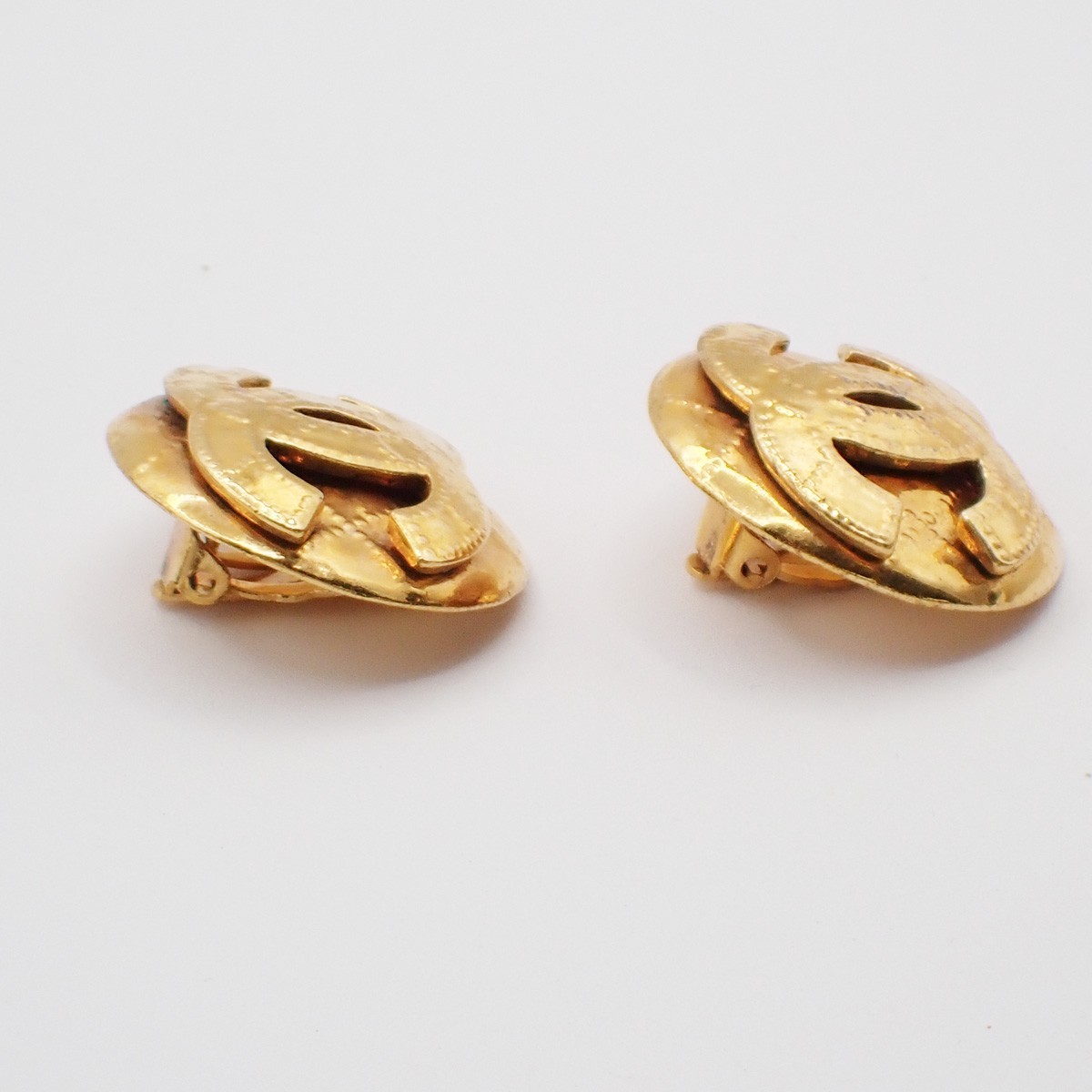 Chanel Vintage Round CC Clip-On Earrings Gold Good condition - Inside View