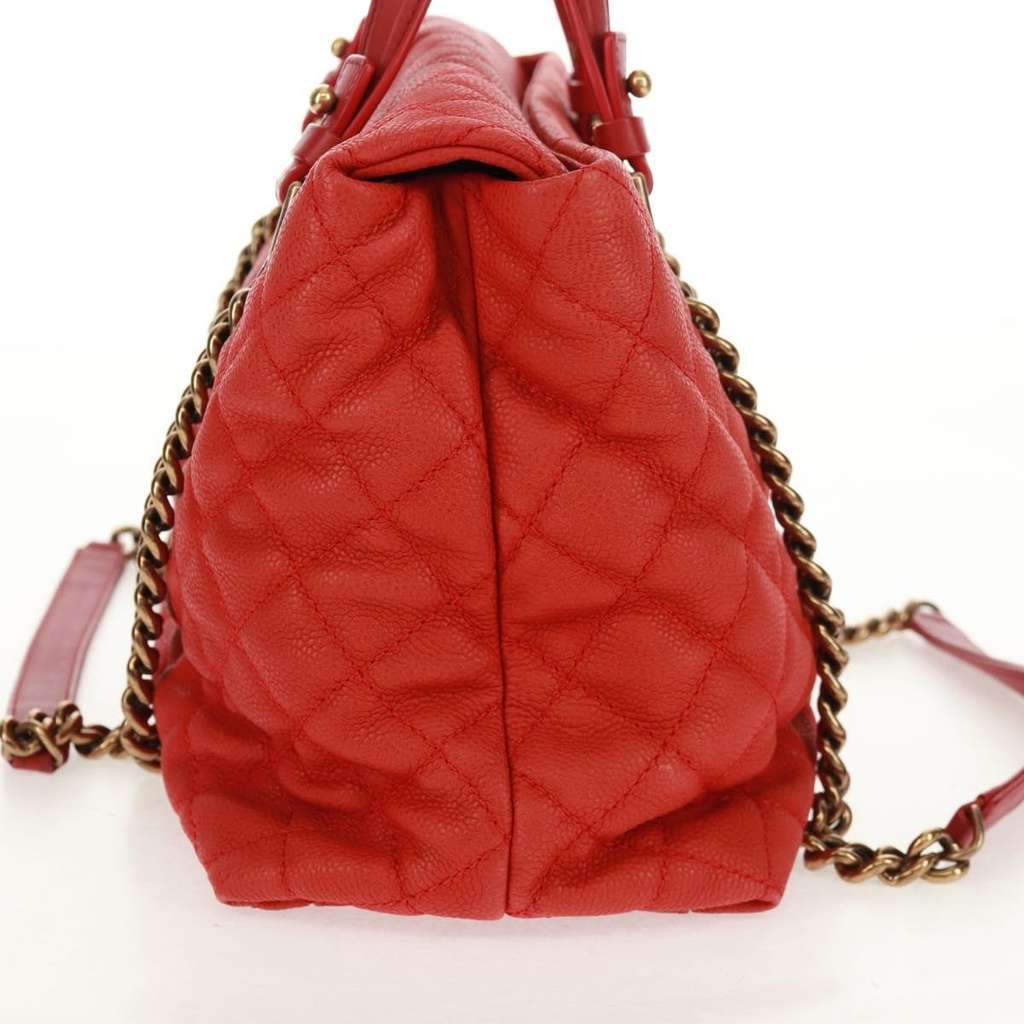 Chanel Chic Quilt Tote Red Leather Good condition - Model View