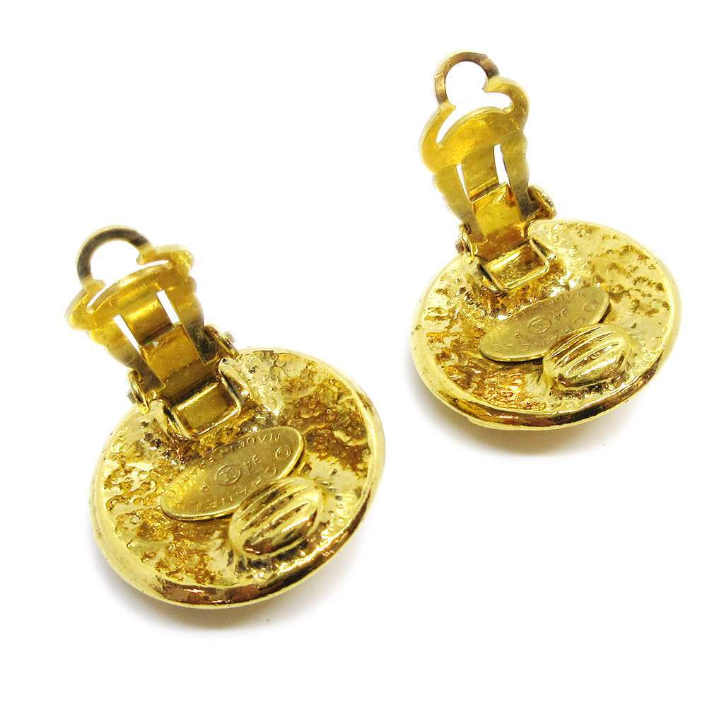 Chanel Vintage CC Round Clip-On Earrings Gold Good condition - Model View