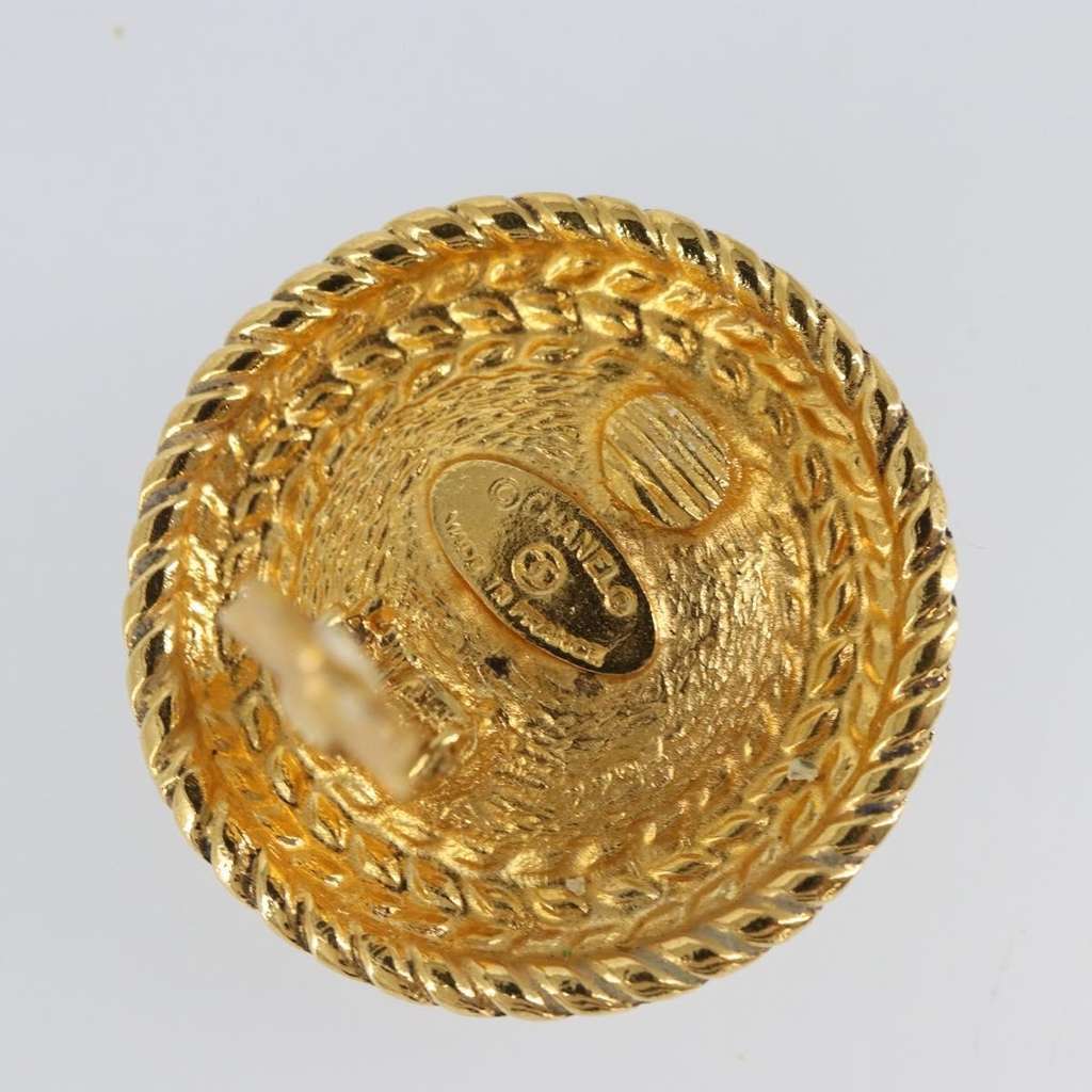 Chanel Vintage Round Clip-On Earrings Gold Good condition - Model View