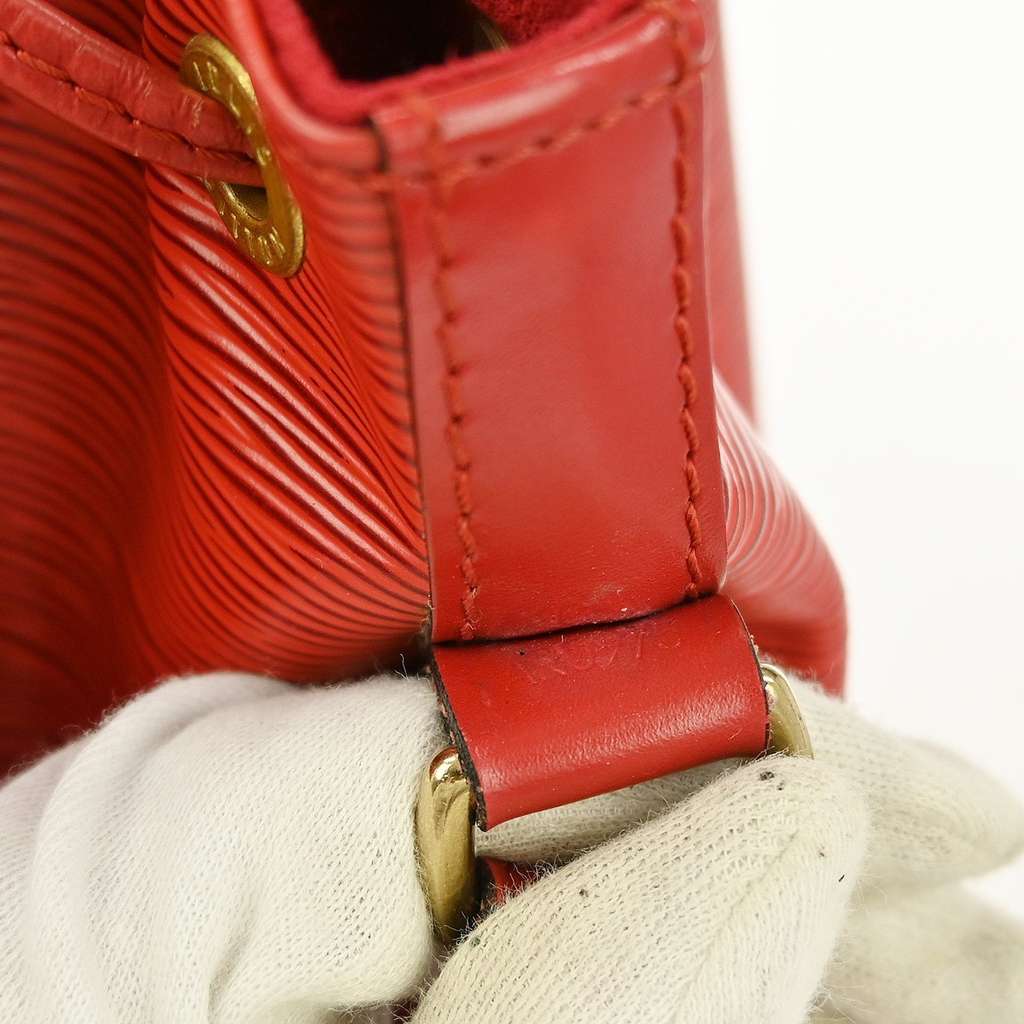 Louis Vuitton Noe Handbag Red Leather Good condition - Model View