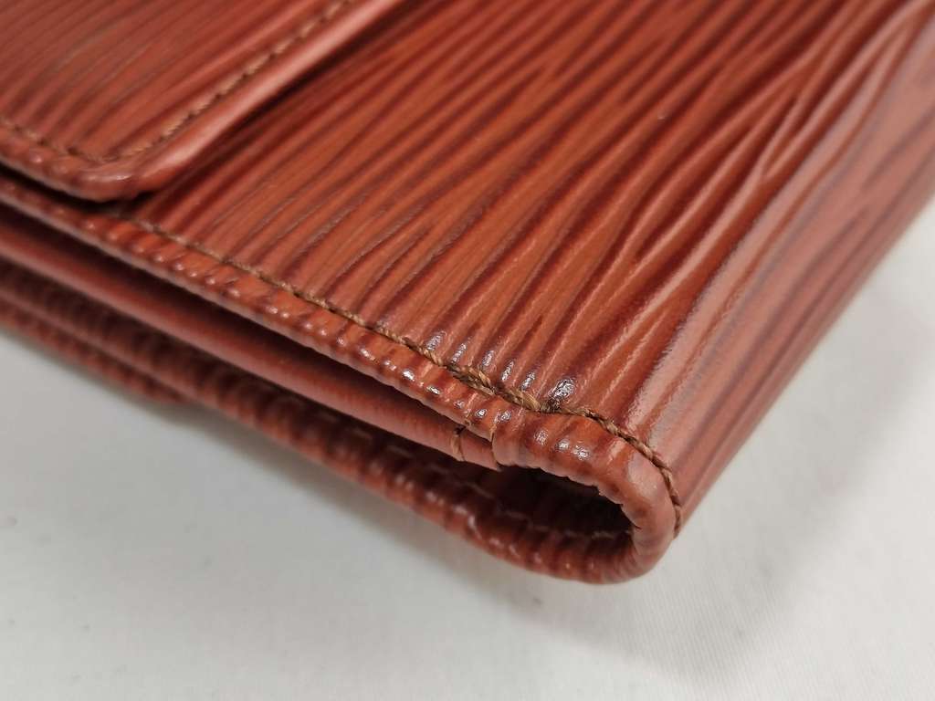 Louis Vuitton Trifold Card Holder Red Leather Good condition - Model View