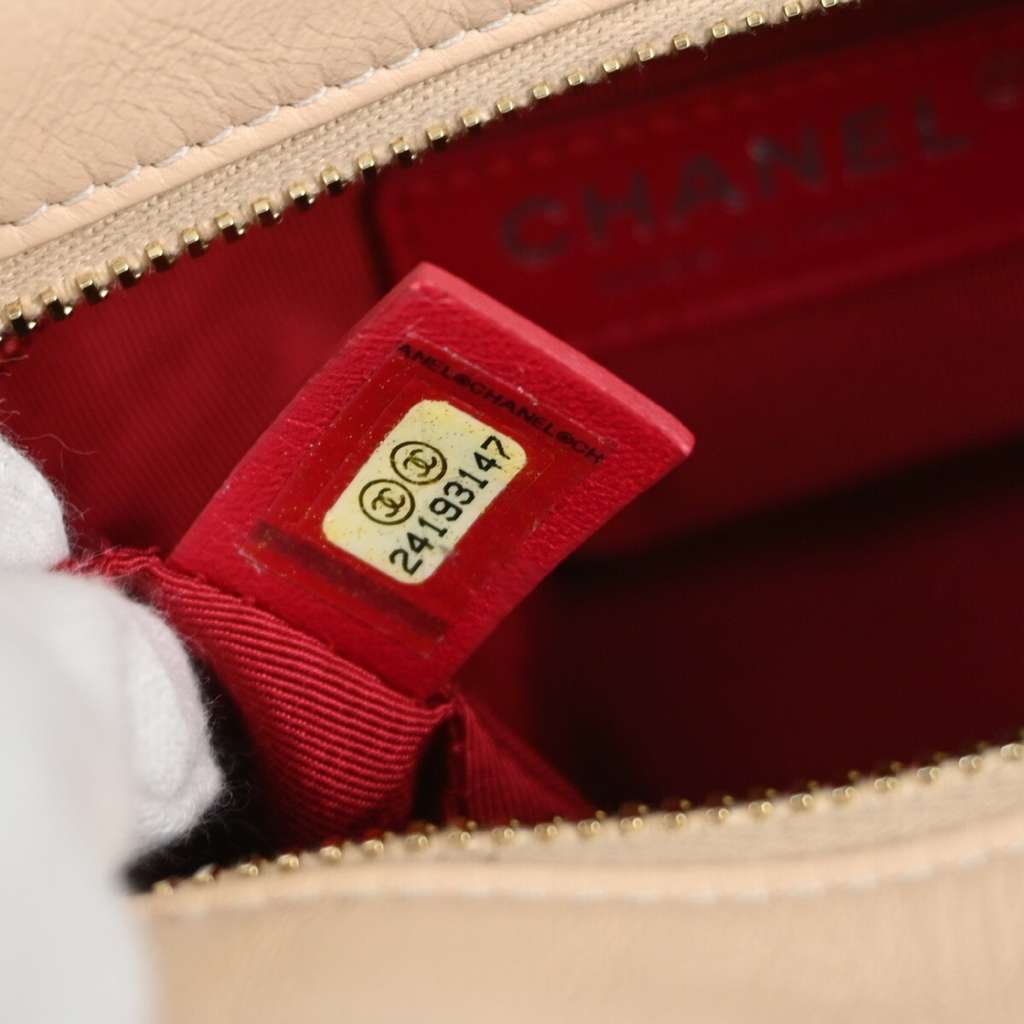 Chanel Bicolor Gabrielle Hobo Beige Leather Good condition - Model View