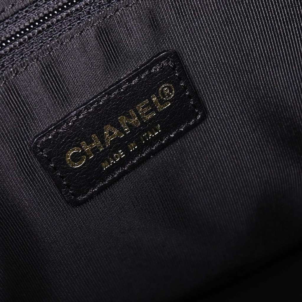 Chanel Chocolate Bar CC Tote Black Leather Good condition - Model View