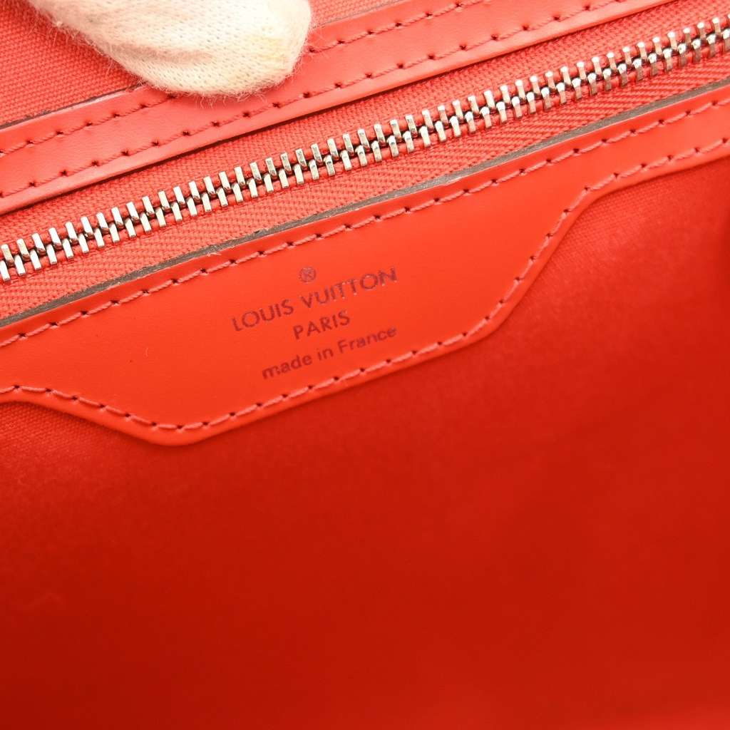 Louis Vuitton Brea Handbag Red Leather Fair condition - Model View