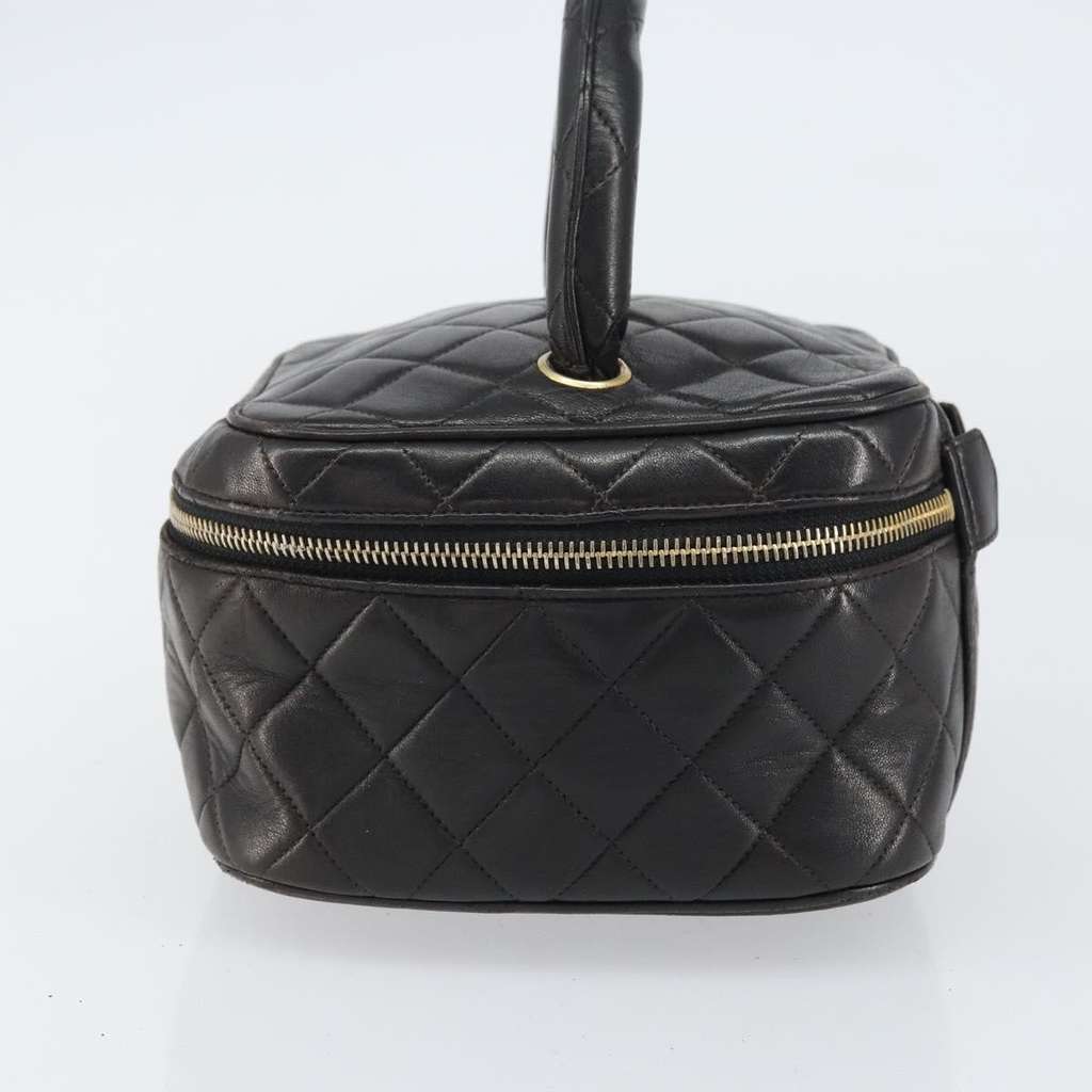 Chanel Vintage Cosmetic Case Black Leather Good condition - Model View