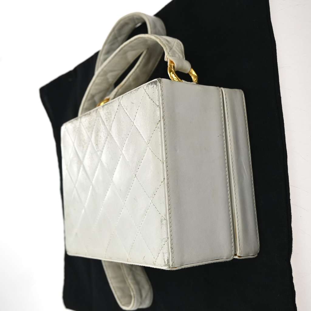 Chanel CC Logo Chain Handbag Ecru Good condition - Model View