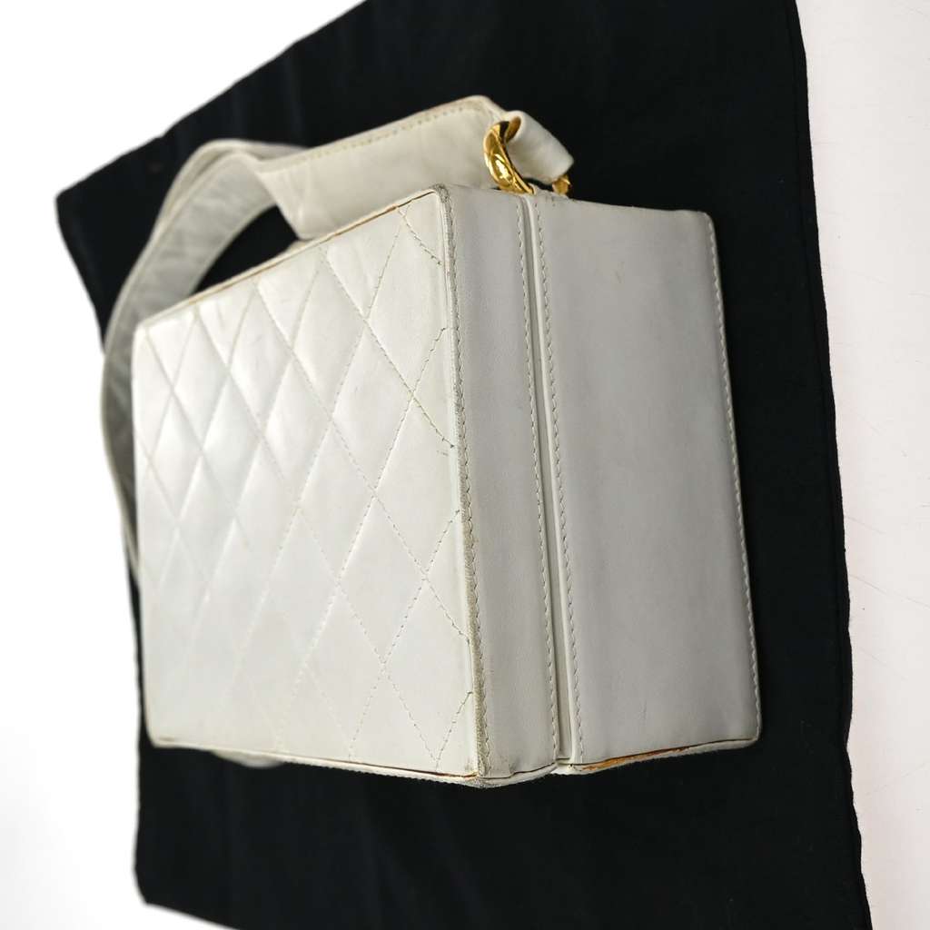 Chanel CC Logo Chain Handbag Ecru Good condition - Box View