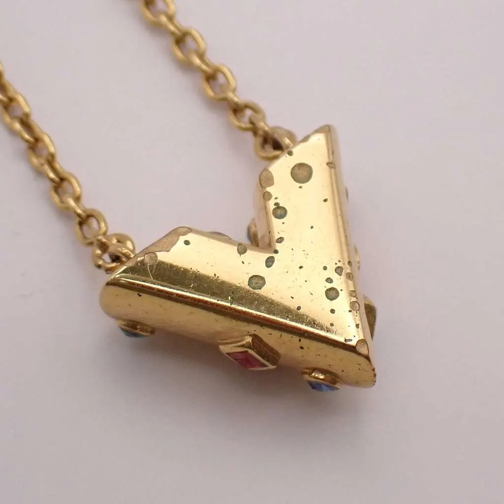 Louis Vuitton Essential V Necklace Gold Good - Model View