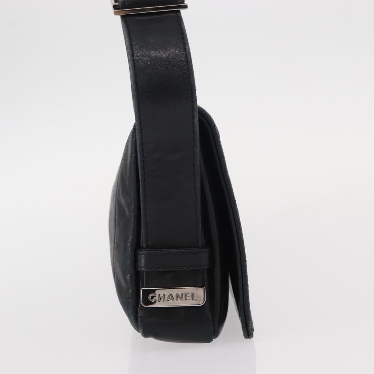 Chanel Vintage Shoulder Bag Black Leather Good condition - Model View