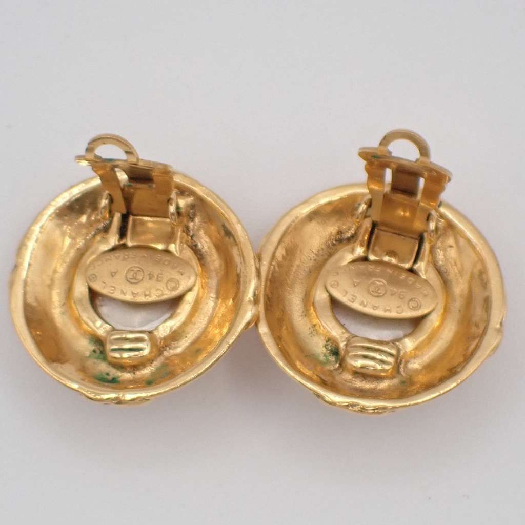 Chanel Vintage Round Clip-On Earrings Gold Good condition - Inside View