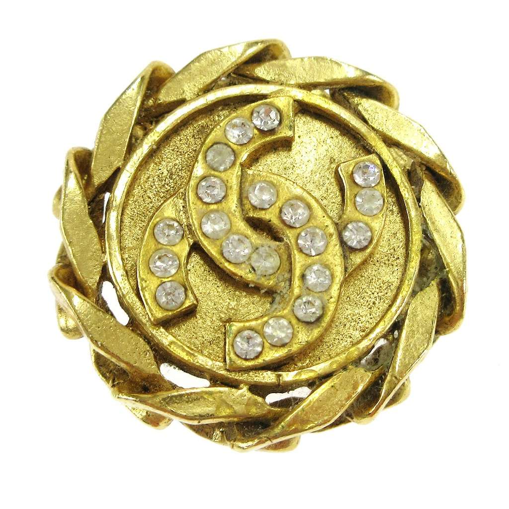 Chanel CC Button Clip-On Earrings Gold Good condition - Model View