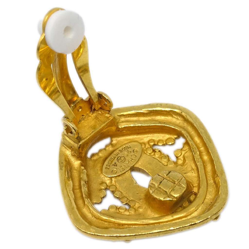 Chanel CC Rhombus Clip-On Earrings Gold Good condition - Model View