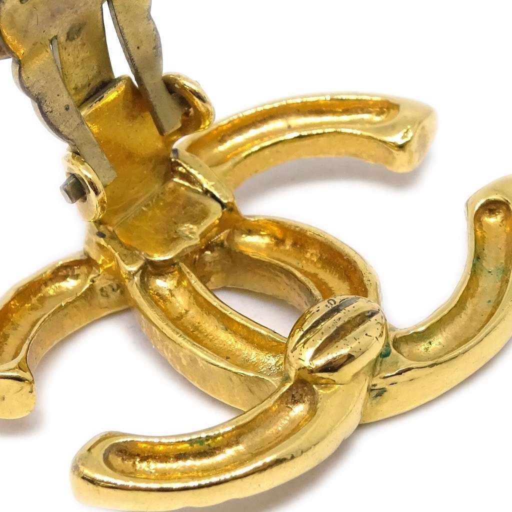 Chanel CC Clip-On Earrings Gold Good condition - Model View