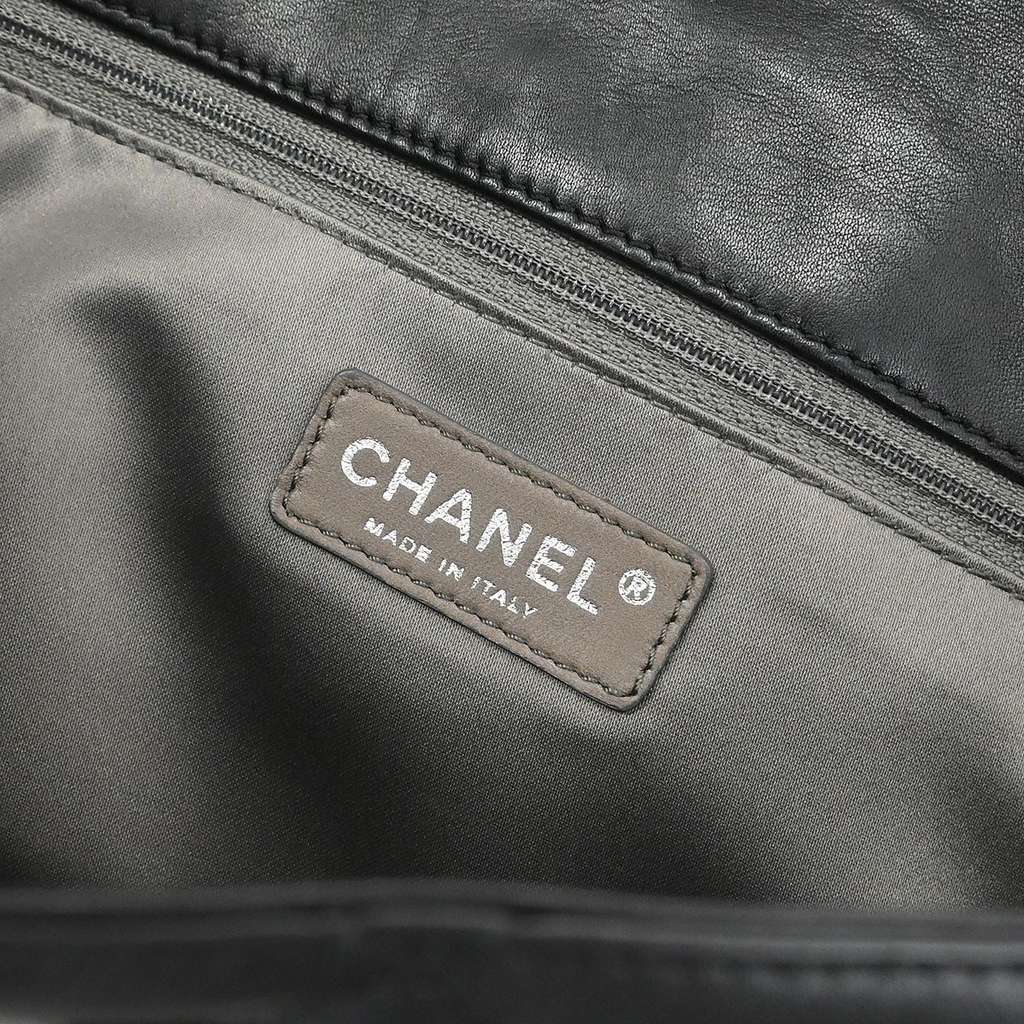 Chanel Door Latch Flap Shoulder Bag Black Leather Good condition - Model View