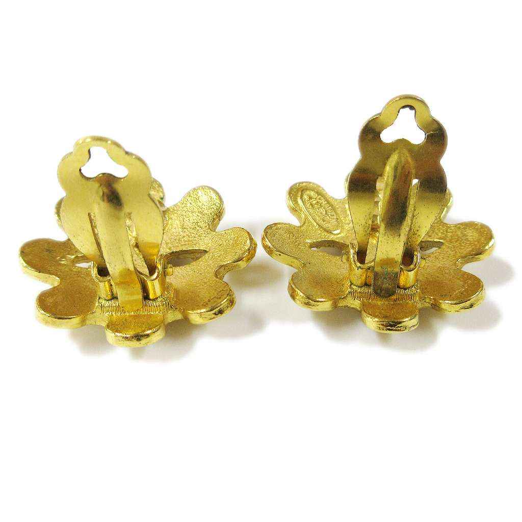 Chanel Vintage CC Flower Cutout Round Clip-On Earrings Gold Good condition - Model View
