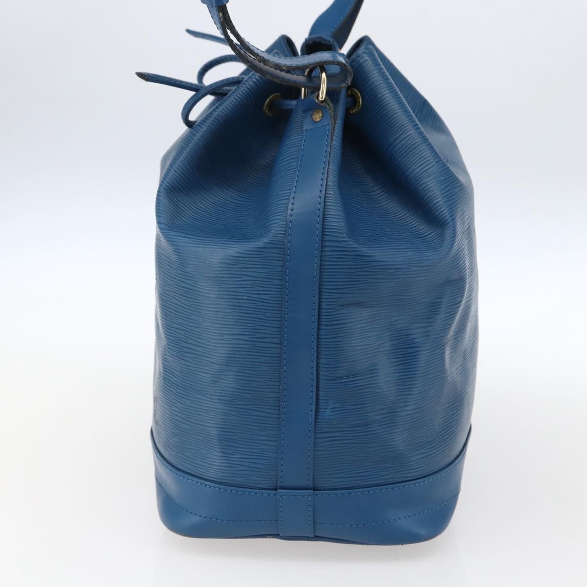 Louis Vuitton Noe Handbag Blue Leather Fair condition - Model View