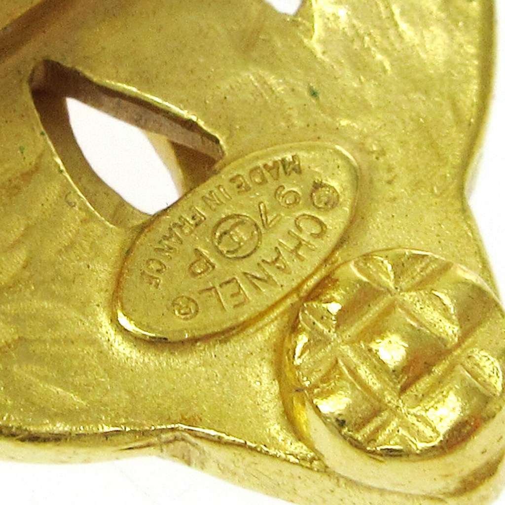 Chanel Vintage CC Heart Clip-On Earrings Gold Good condition - Model View