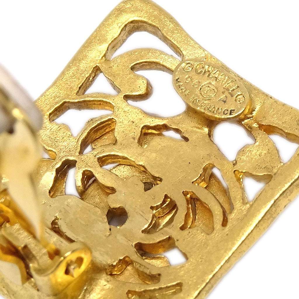 Chanel Vintage CC Square Clip-On Earrings Gold Good condition - Model View