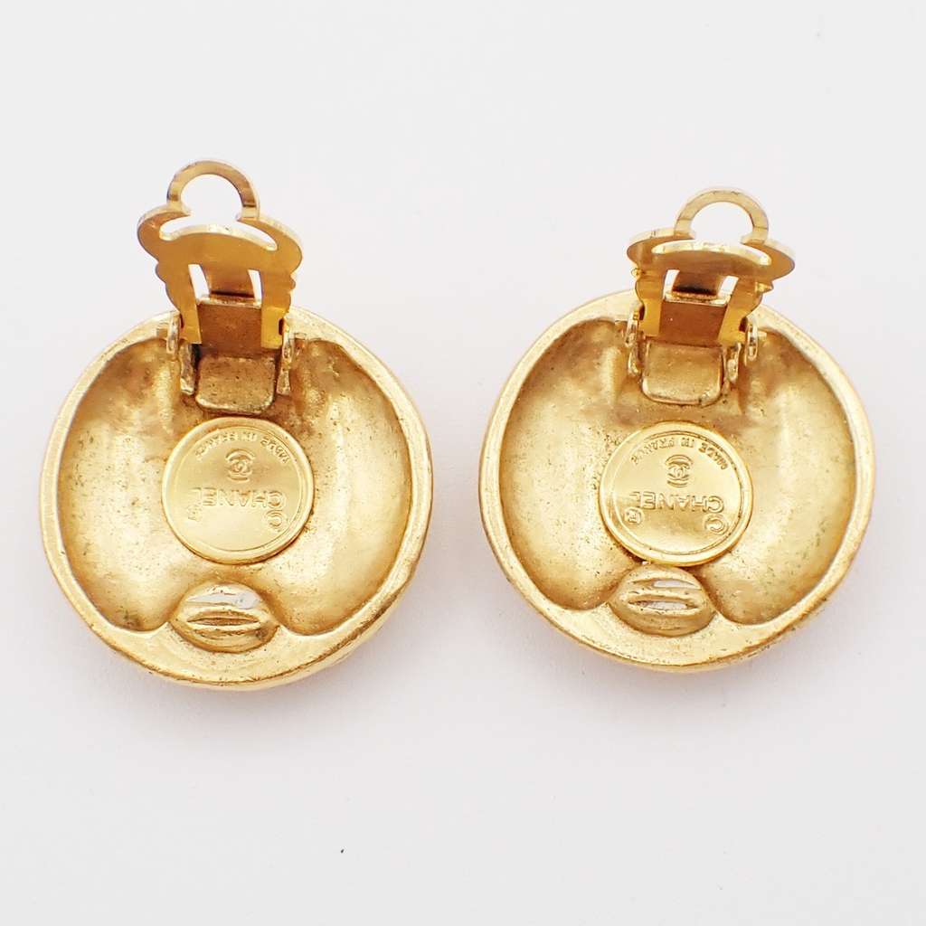Chanel Vintage CC Logo Round Clip on Earrings Gold Good condition - Inside View