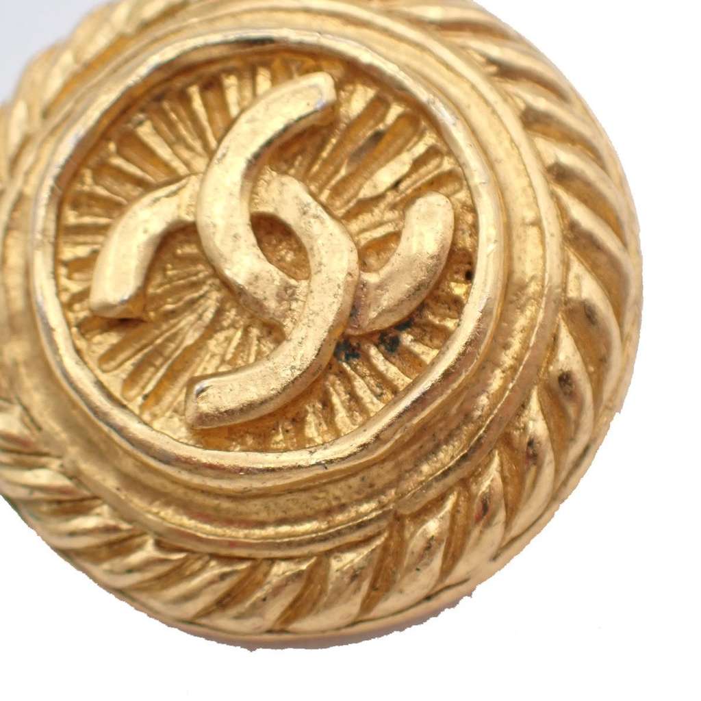 Chanel Vintage CC Logo Round Clip on Earrings Gold Good condition - Model View