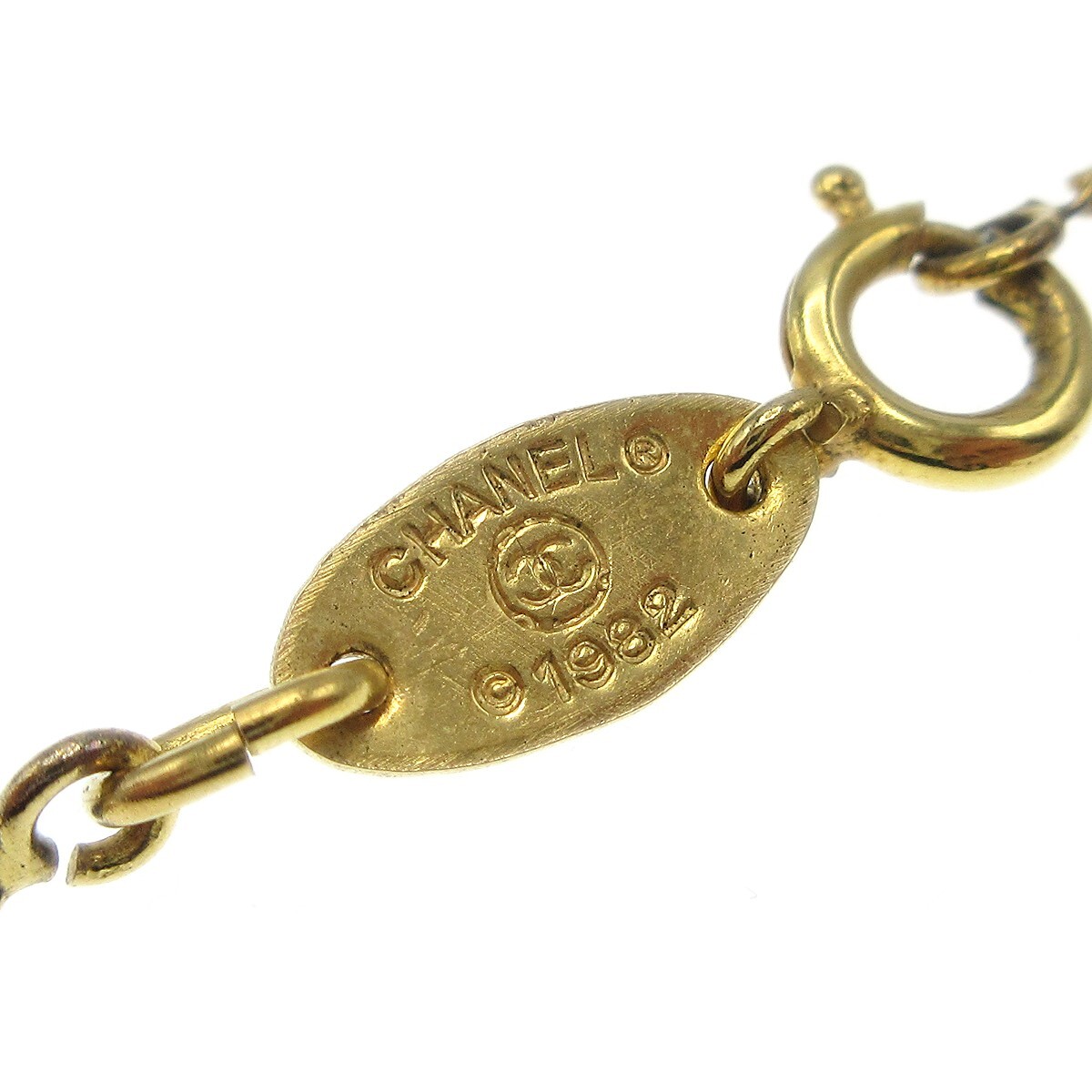 Chanel CC Pendant Necklace Gold Good condition - Model View