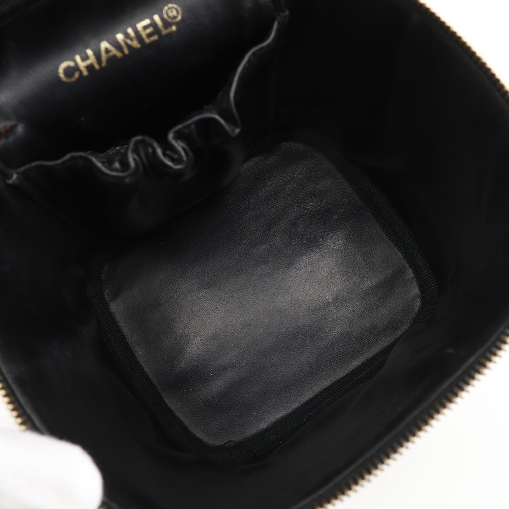 Chanel Vintage Cosmetic Case Black Leather Good condition - Model View