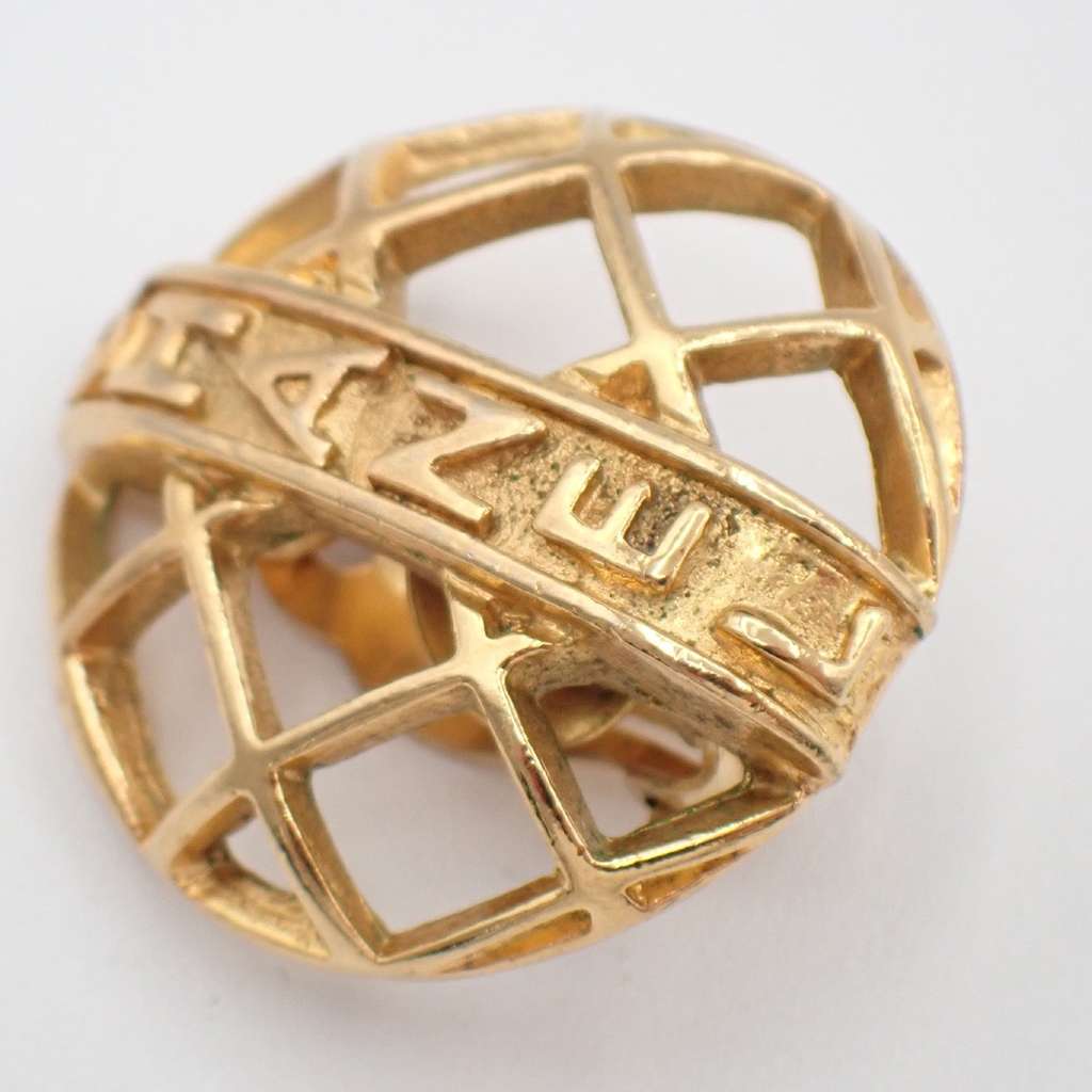 Chanel Vintage CC Round Clip-On Earrings Gold Good condition - Model View