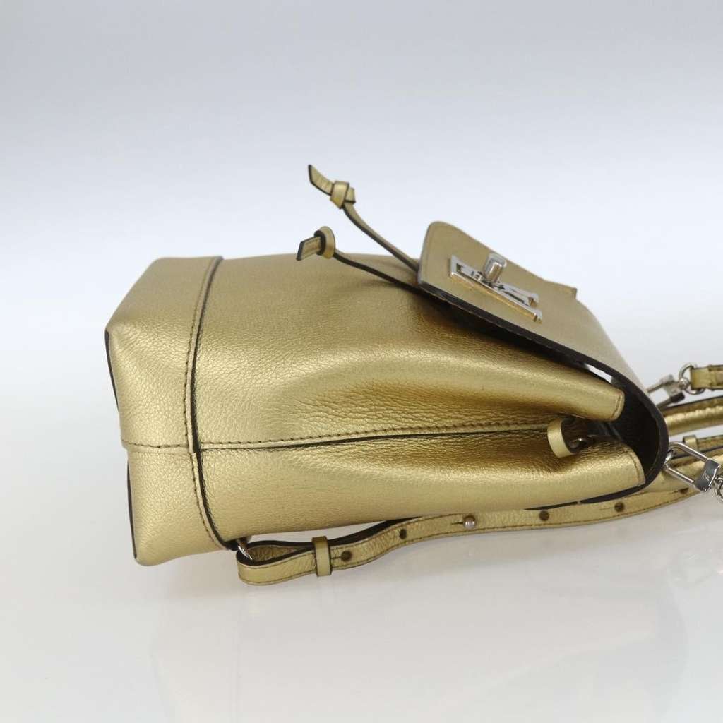 Louis Vuitton Lockme Backpack Gold Leather Good condition - Model View