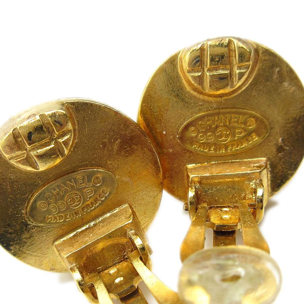 Chanel Vintage CC Round Button Clip-On Earrings Gold Good condition - Model View