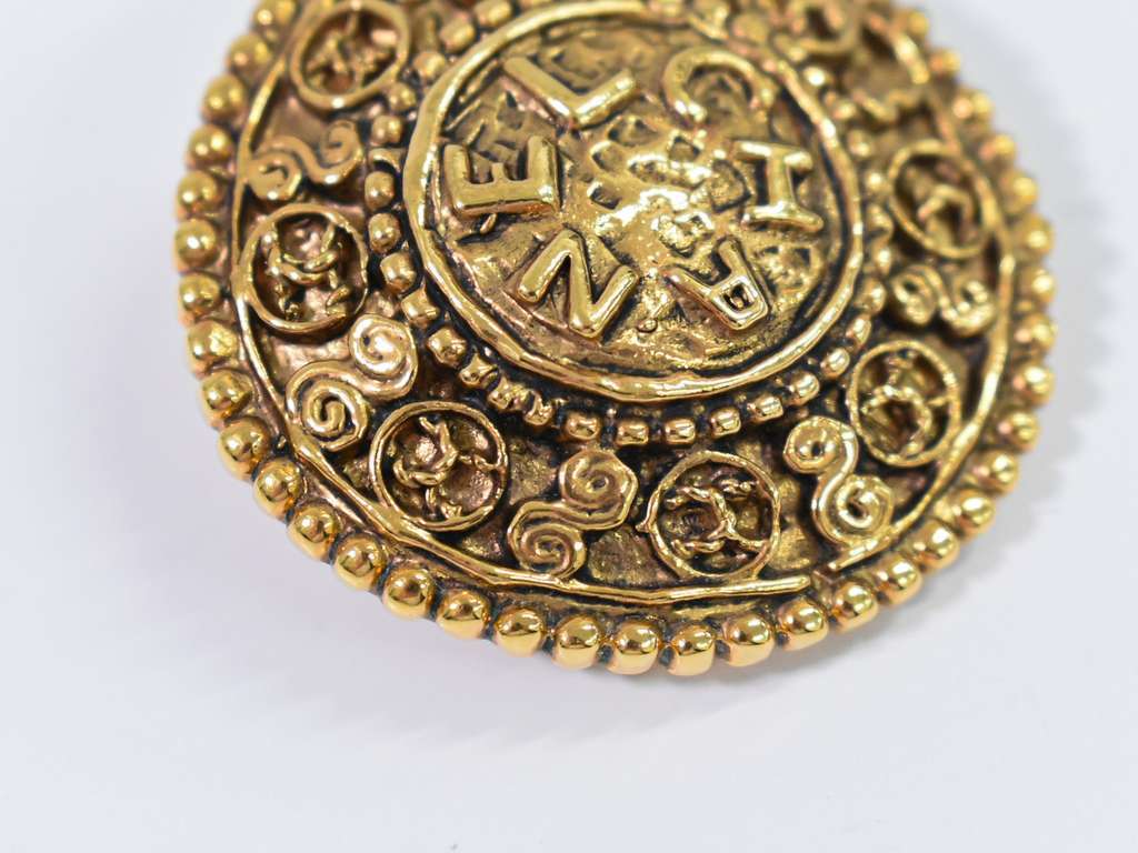 Chanel Vintage Round CC Clip-On Earrings Gold Good condition - Model View