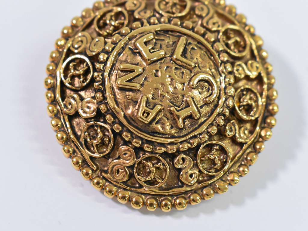 Chanel Vintage Round CC Clip-On Earrings Gold Good condition - Box View