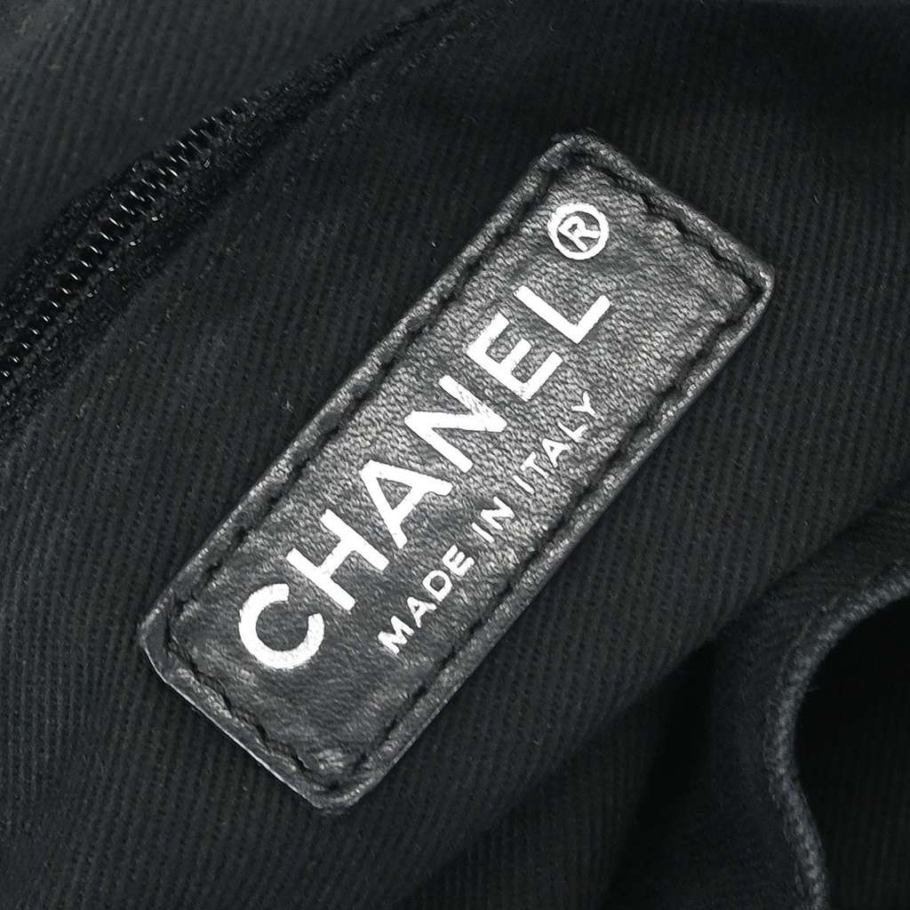 Chanel Expandable Zip Around Frame Bag Black Leather Good condition - Model View