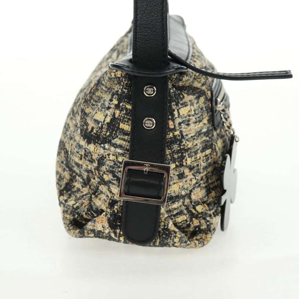 Chanel Vintage Clover Shoulder Bag Beige Tweed Good condition - Model View