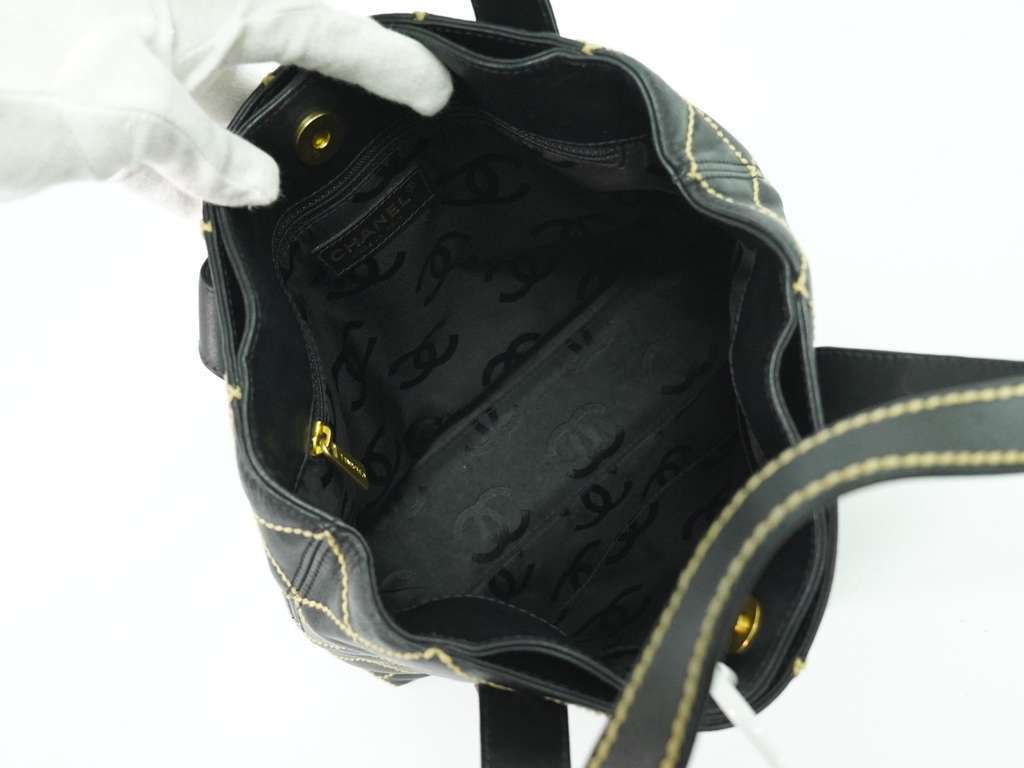 Chanel Surpique Tote Black Leather Good condition - Model View