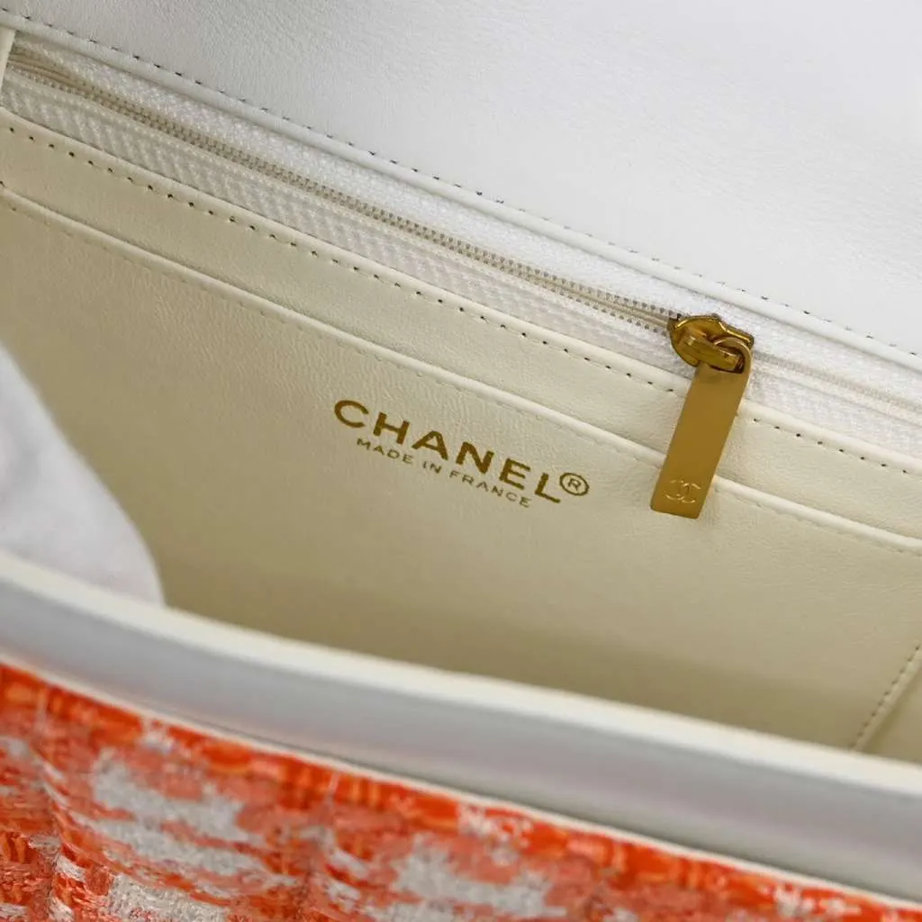 Chanel Vintage Chocolate Bar CC Flap Bag Orange Tweed Very good - Model View