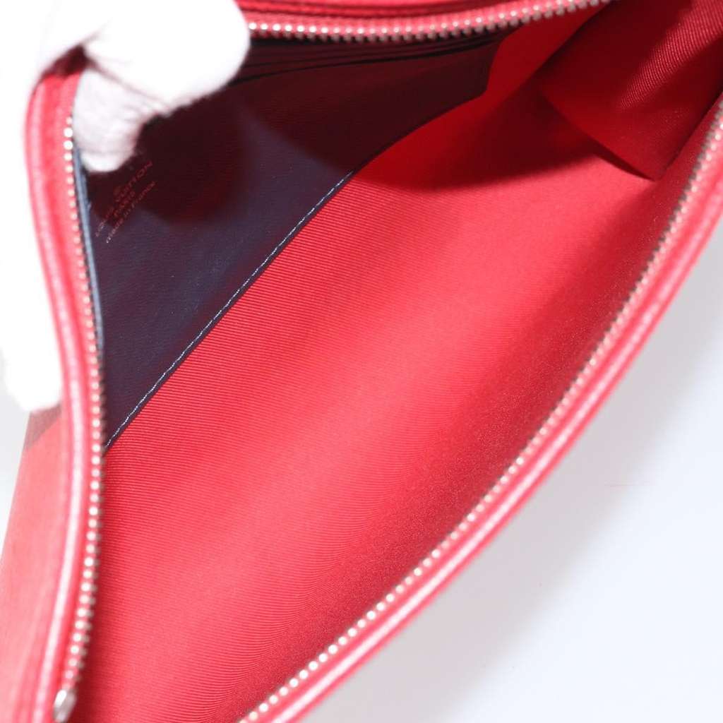 Louis Vuitton Pochette Voyage Red Leather Good condition - Box View