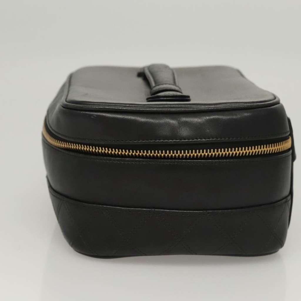 Chanel Vanity pouch Black Leather Good condition - Model View
