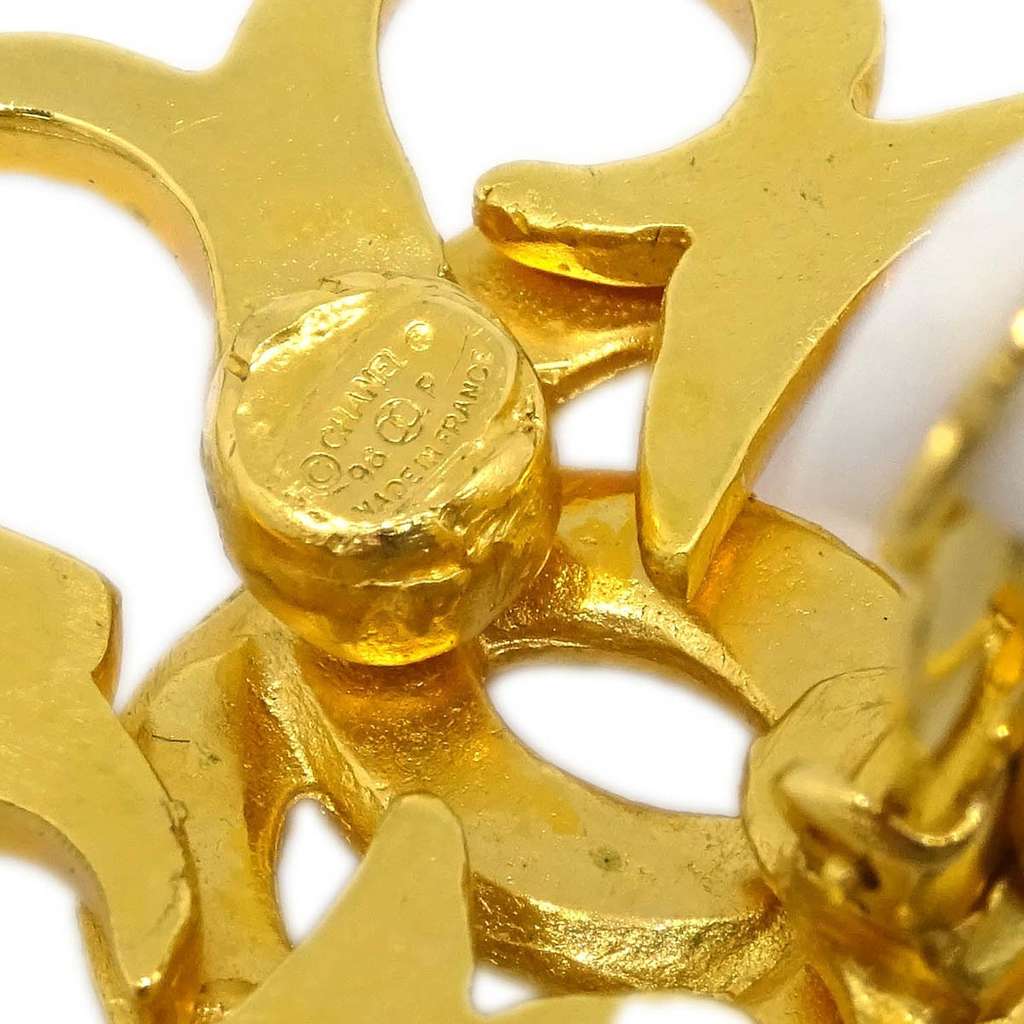 Chanel Vintage CC Flower Clip-On Earrings Gold Good condition - Model View