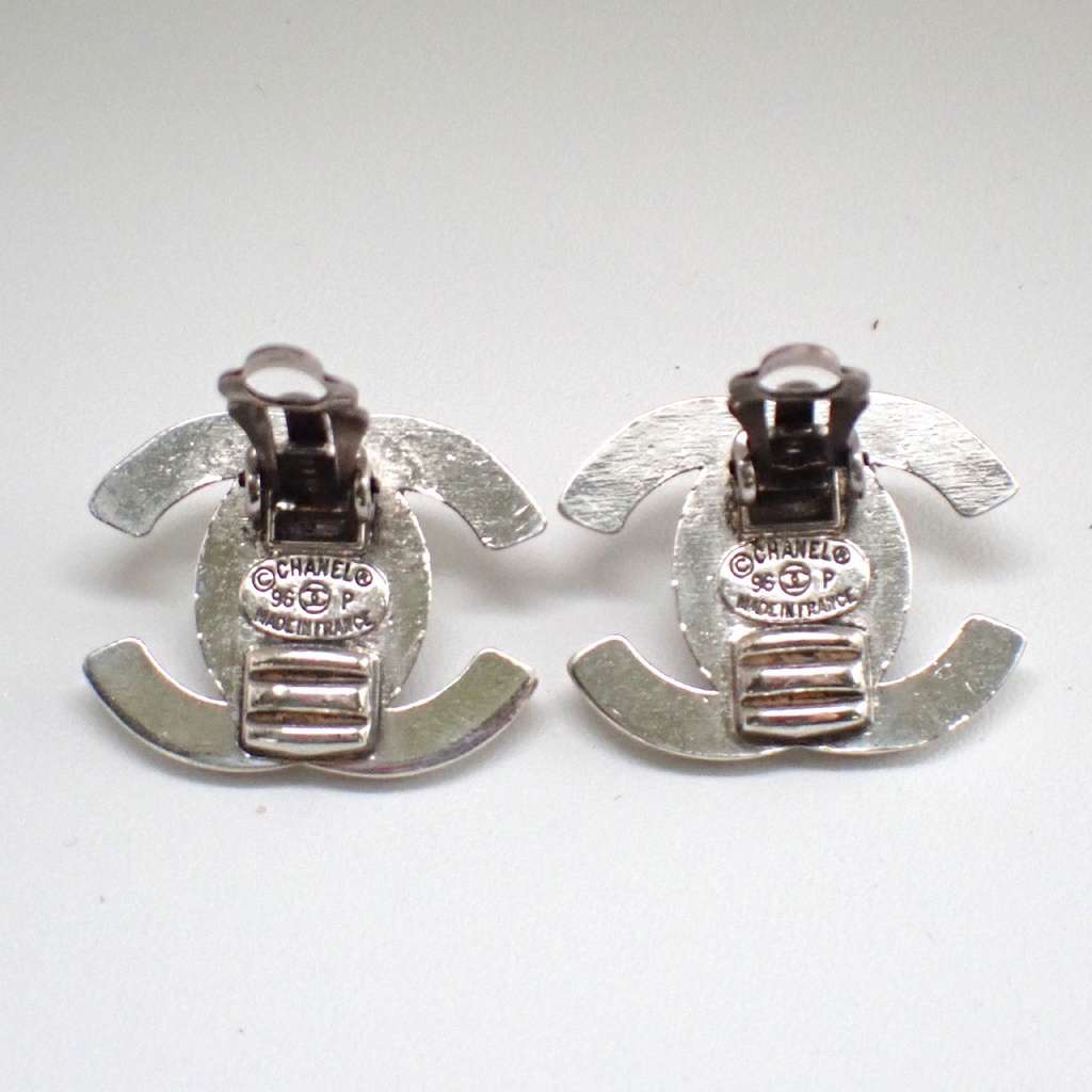 Chanel CC Turnlock Clip-On Earrings Silver Good condition - Box View
