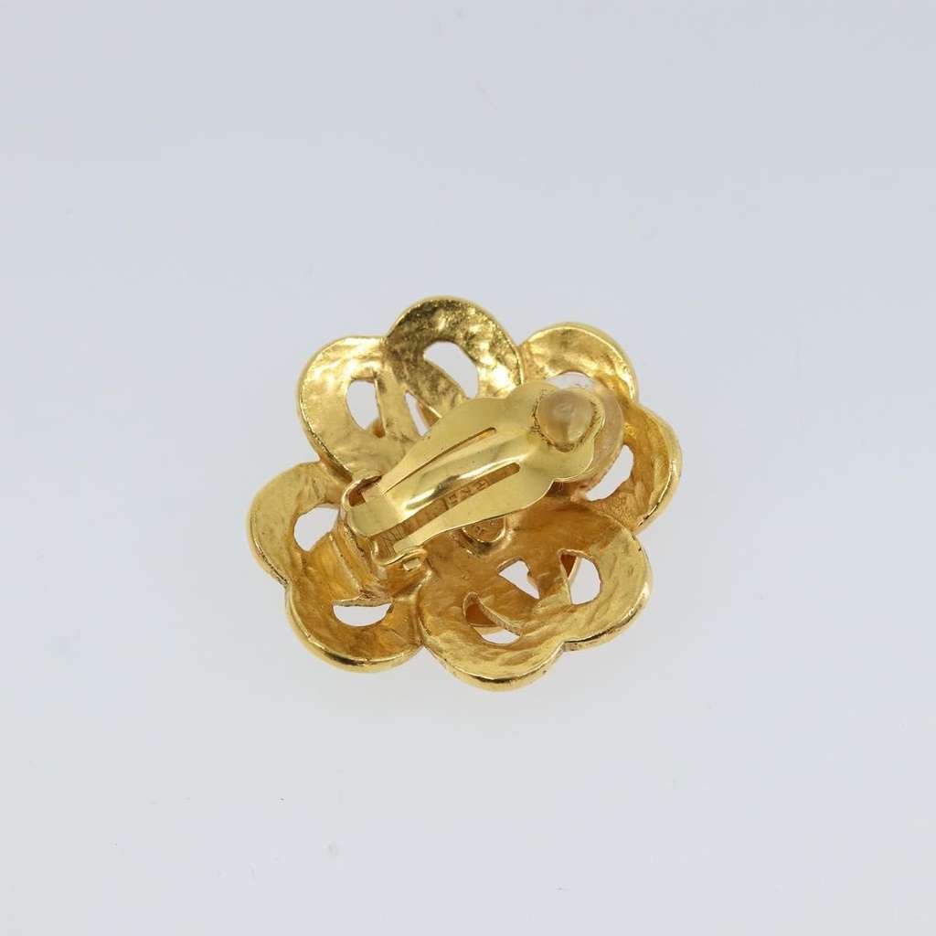 Chanel CC Clip On Earrings Gold Good condition - Model View