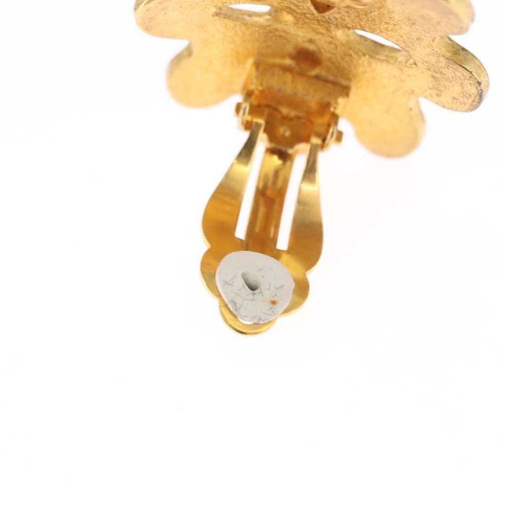 Chanel CC Clip-On Earrings Gold Metal Good condition - Model View