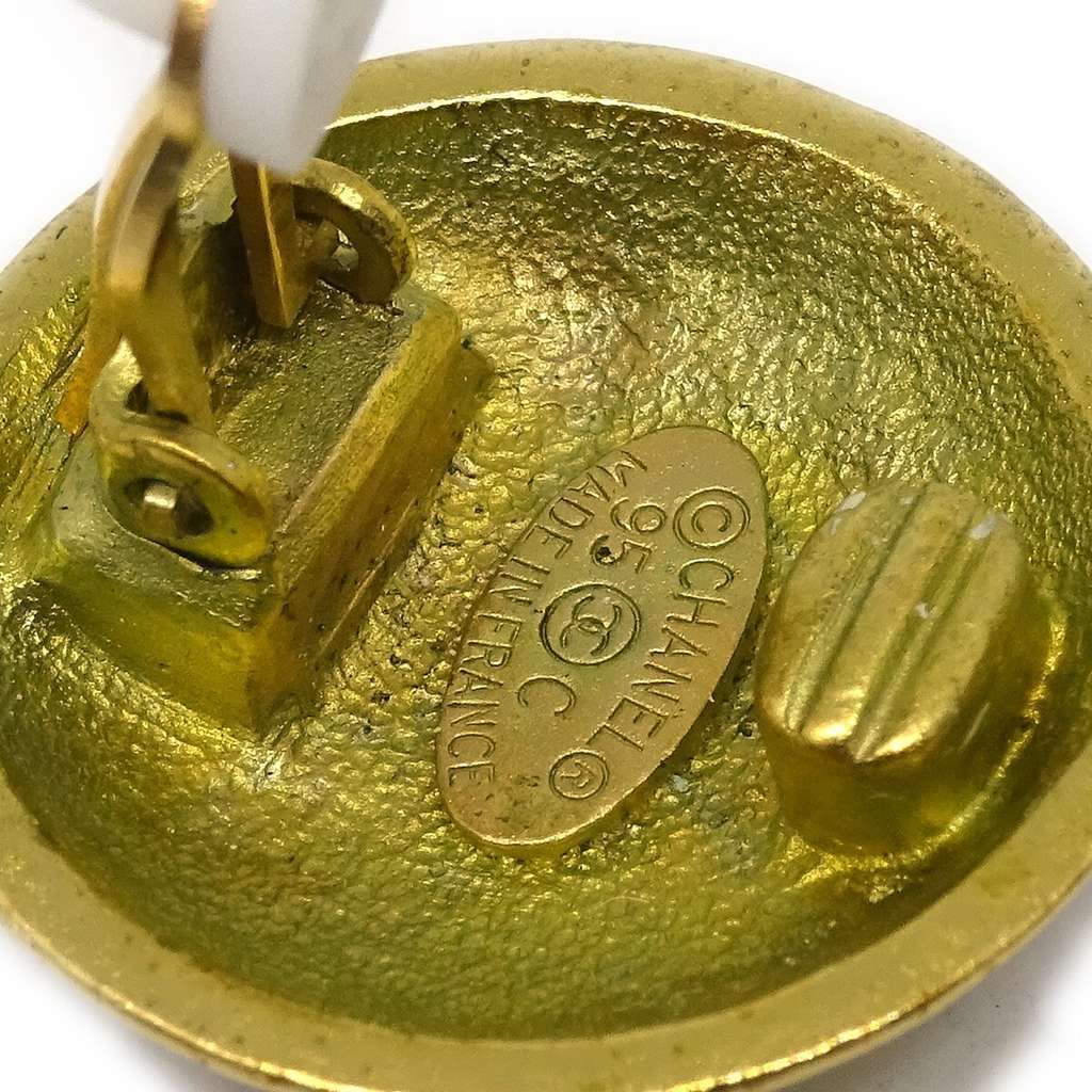 Chanel Vintage CC Round Clip-On Earrings Gold Good condition - Model View
